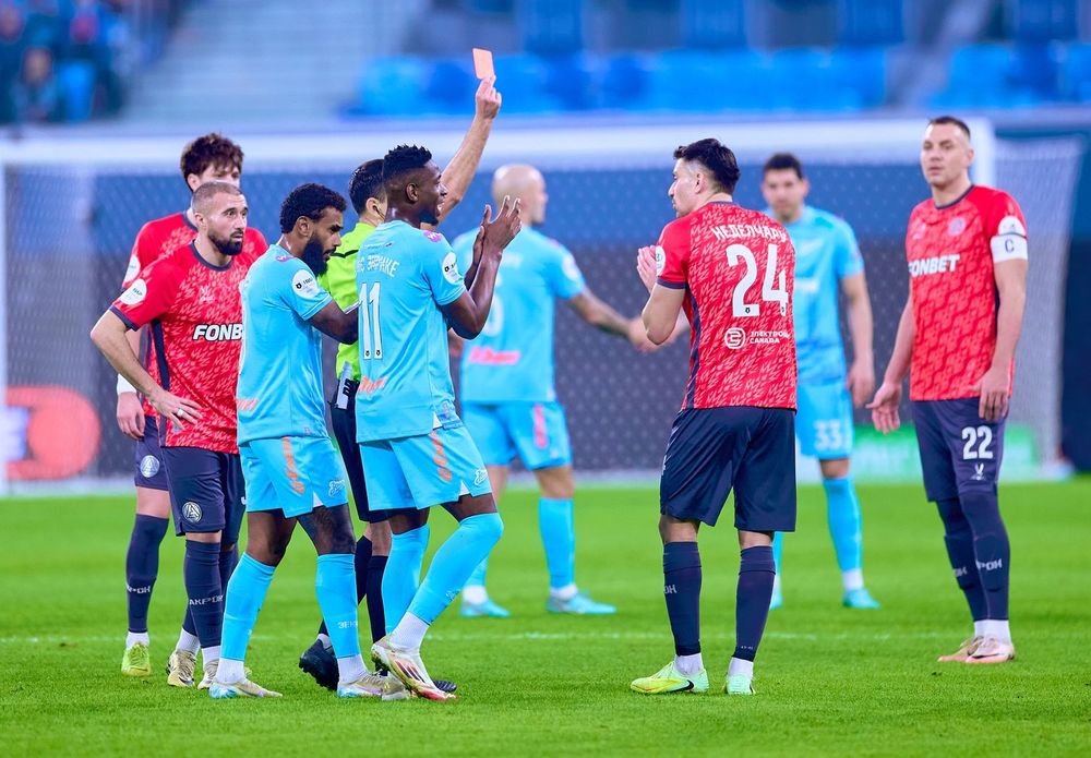 Скандальный эпизод в матче «Зенит» – «Акрон». Семак и Дзюба увидели его по-разному