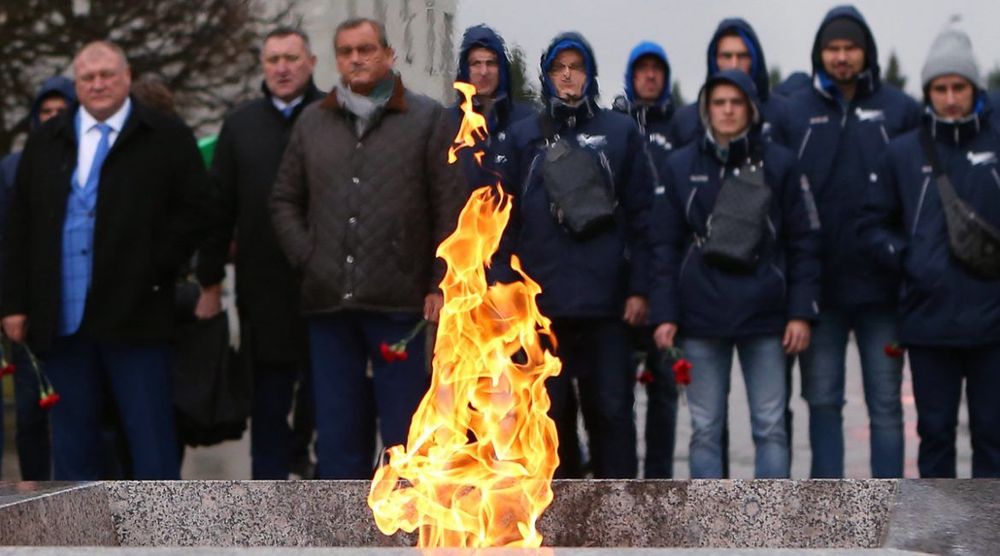 Зенитовцы посетили Пискаревское кладбище и побывали у вечного огня