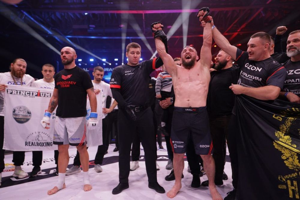 Белаз победил Мясникова на турнире Ural FC 9 в Нижнем Новгороде