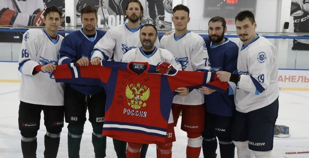 Игроки НХЛ и КХЛ поддержали незрячих хоккеистов из детской команды «Фортуна» Игроки НХЛ и КХЛ поддержали незрячих хоккеистов из детской команды «Фортуна»