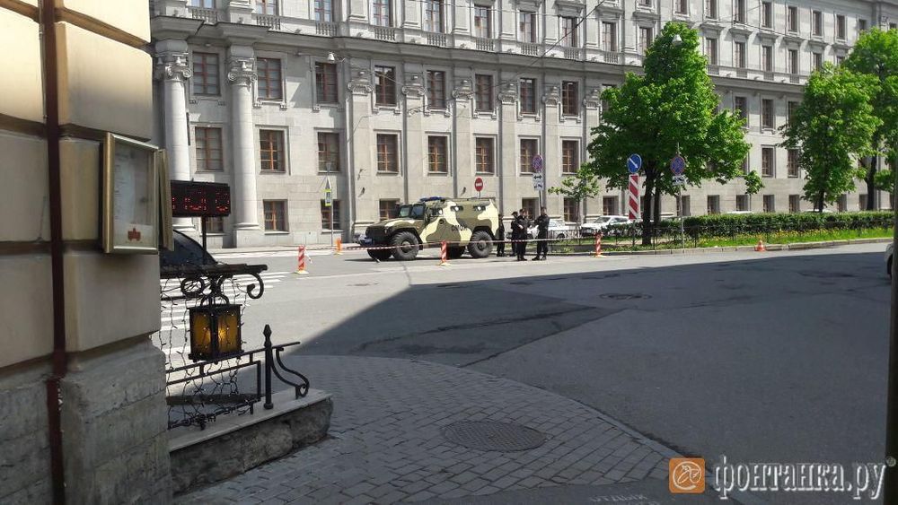Сборную Новой Зеландии охраняет бронетехника
