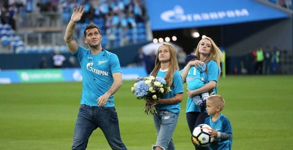Александр Кержаков снова переосмыслил обложку известного альбома, на этот раз группы Queen