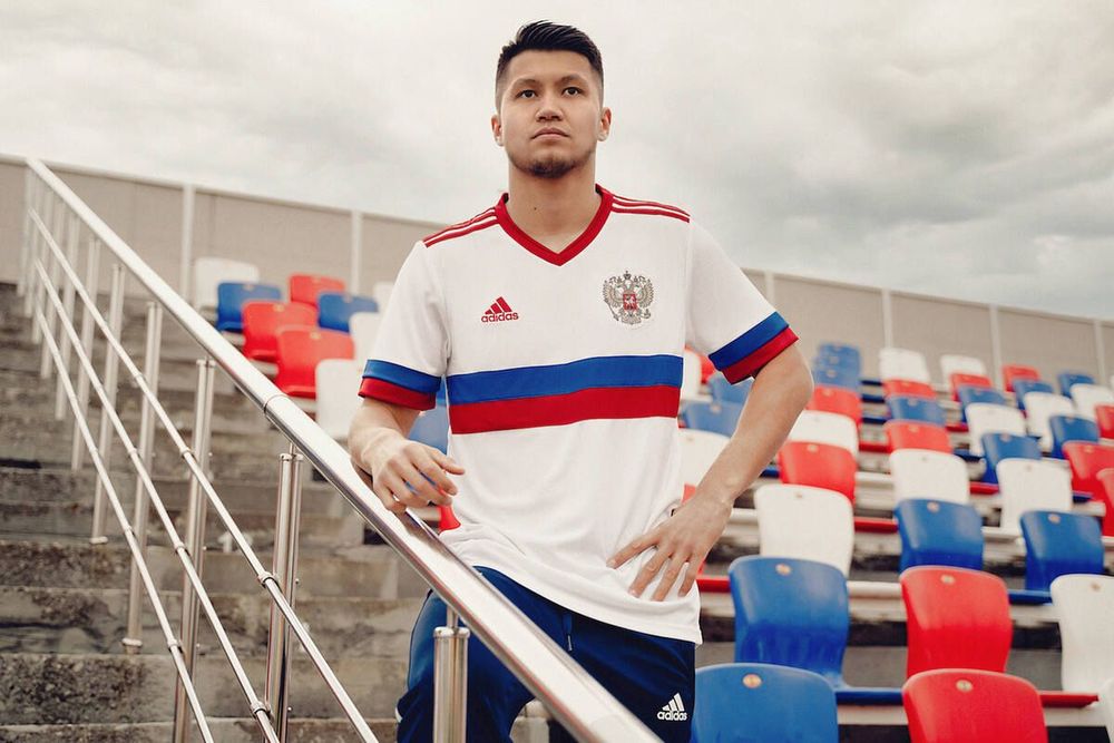 РФС и Adidas представили гостевую форму сборной России РФС и Adidas представили гостевую форму сборной России