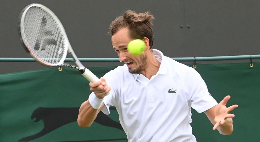 Матч Медведева на «Уимблдоне» прерван из-за дождя и будет доигран завтра