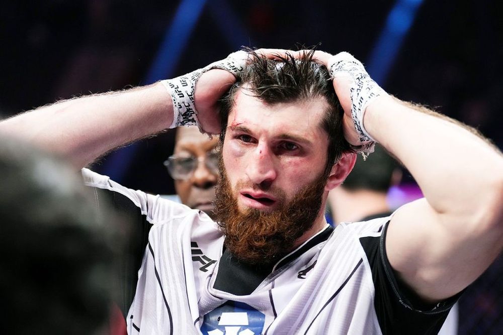 На турнире UFC скандал с участием российского бойца. Магомеда Анкалаева и Джонни Уокера сдержали охранники 