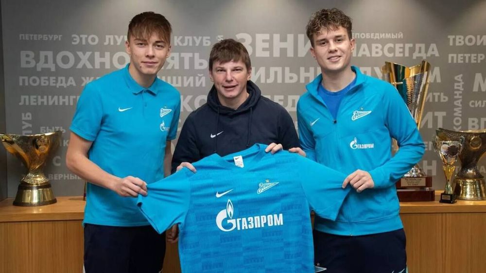 «Зенит» продлил контракты с двумя игроками «Зенит» продлил контракты с двумя игроками