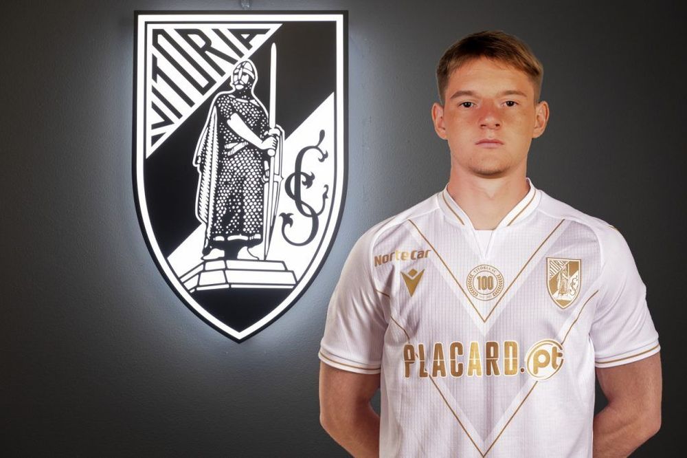 Полузащитник «Локомотива» Зинович подписал трехлетний контракт с португальской «Виторией» Полузащитник «Локомотива» Зинович подписал трехлетний контракт с португальской «Виторией»