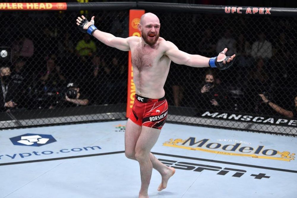 Россиянин Борщев уничтожил китайца Махешата на турнире UFC, несмотря на почти не видящий глаз 