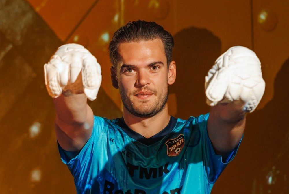 Агент Сафонов опроверг информацию о возможном переходе Помазуна в «Спартак» Агент Сафонов опроверг информацию о возможном переходе Помазуна в «Спартак»