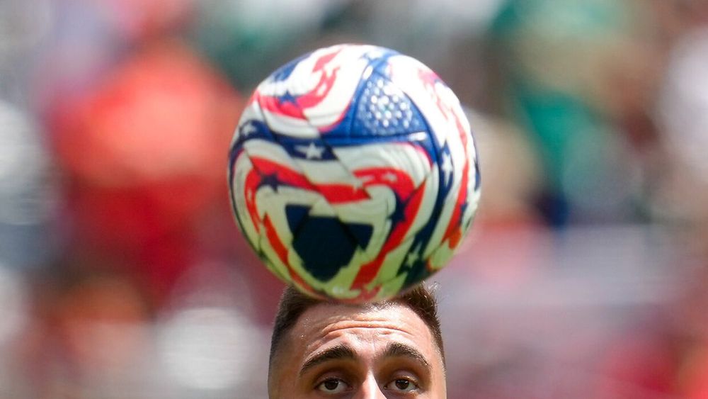 Спорт в искусстве. Гид по Петербургу. Футбол и олимпийские костюмы в Эрарте