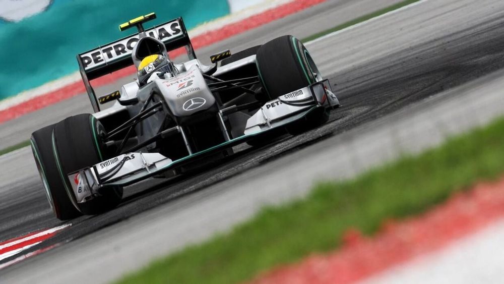 «Мерседес» будет наказывать Хэмилтона и Росберга за столкновения друг с другом