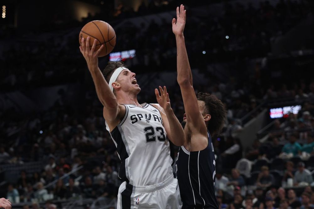 38 очков Вембаньямы помогли «Сан-Антонио» одержать верх над «Финиксом» 