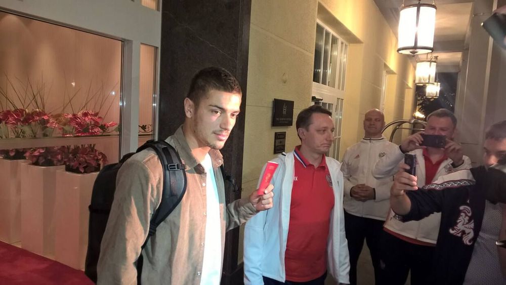 Нойштедтер показал свой российский паспорт, прикрыв номер (ВИДЕО) Нойштедтер показал свой российский паспорт, прикрыв номер (ВИДЕО)