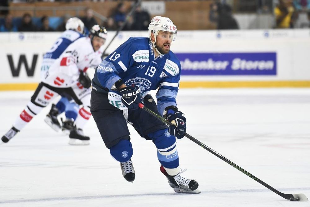 Нападающий Никита Комаров завершил карьеру в возрасте 35 лет Нападающий Никита Комаров завершил карьеру в возрасте 35 лет