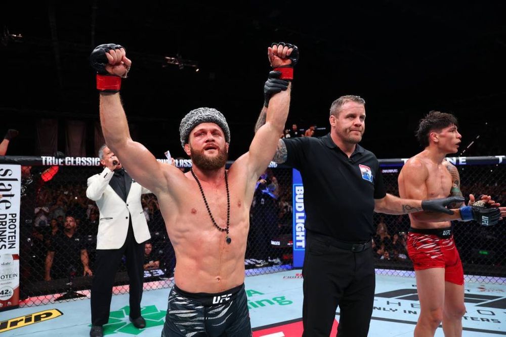 Физиев прервал серию поражений, одолев Бахамондеса на UFC в Баку
