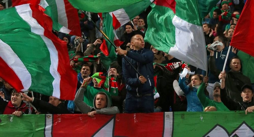 Болельщики «Локомотива» раскупили чемпионскую атрибутику за один день Болельщики «Локомотива» раскупили чемпионскую атрибутику за один день