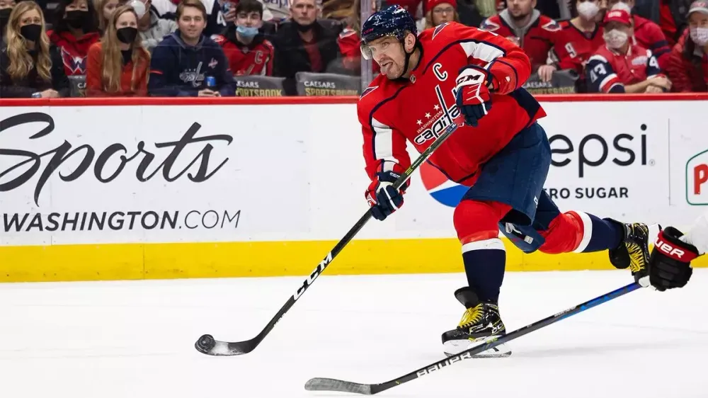 Овечкин забил гол и отдал ассист. У него уже 81 очко Овечкин забил гол и отдал ассист. У него уже 81 очко