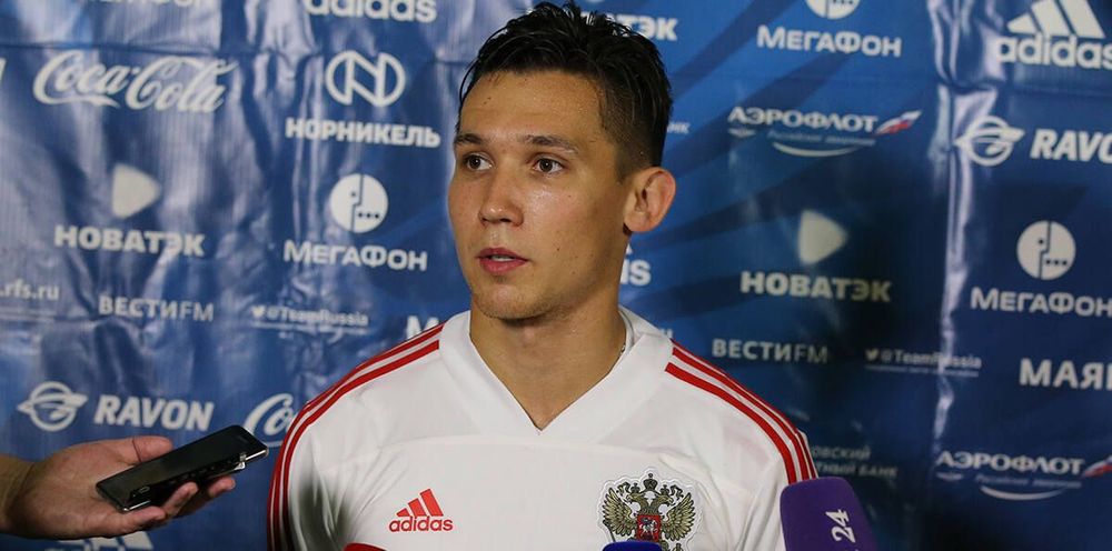 Эльмир Набиуллин: Не сказал бы, что с уходом Жиркова и невызовом Комбарова конкуренция в сборной на моей позиции снизилась Эльмир Набиуллин: Не сказал бы, что с уходом Жиркова и невызовом Комбарова конкуренция в сборной на моей позиции снизилась