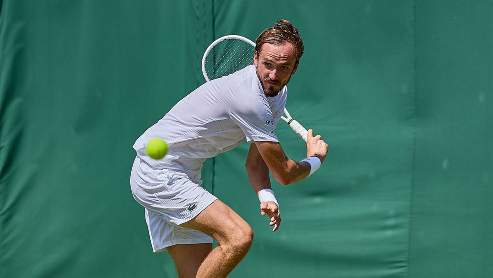 Теннисист Медведев вышел во второй круг «Мастерса» во Франции