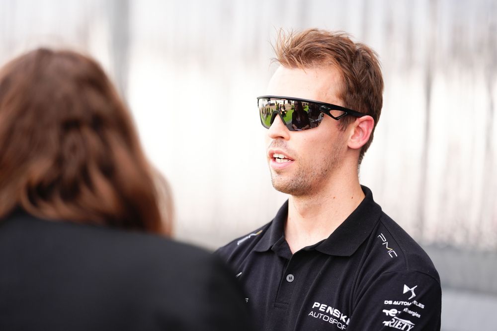 Беспилотный болид победил Даниила Квята в гонке человека и ИИ