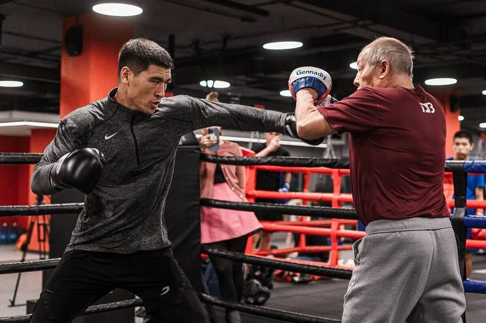 «Смотрю фильмы, совершенствую английский»: боксер Бивол рассказал о подготовке к бою с Канело «Смотрю фильмы, совершенствую английский»: боксер Бивол рассказал о подготовке к бою с Канело