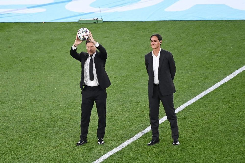 Тотти получил индивидуальную статуэтку от скульптора Погосяна