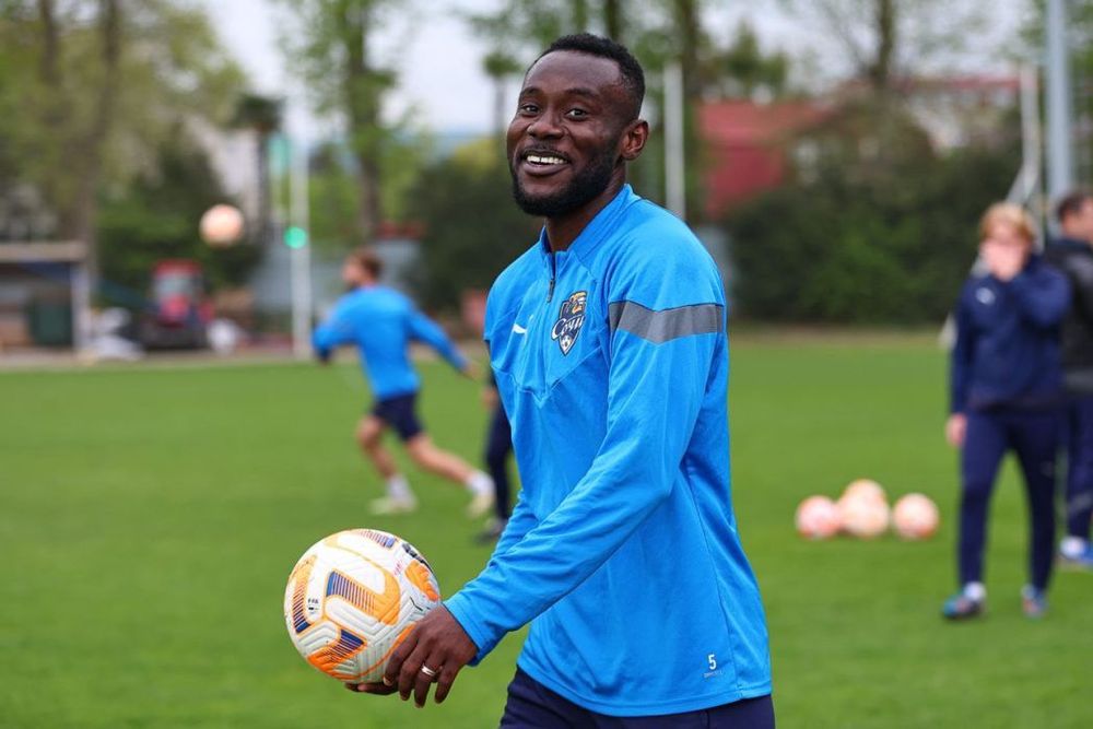 Полузащитник «Сочи» Ангбан вернулся к тренировкам с командой после разрыва крестообразной связки Полузащитник «Сочи» Ангбан вернулся к тренировкам с командой после разрыва крестообразной связки