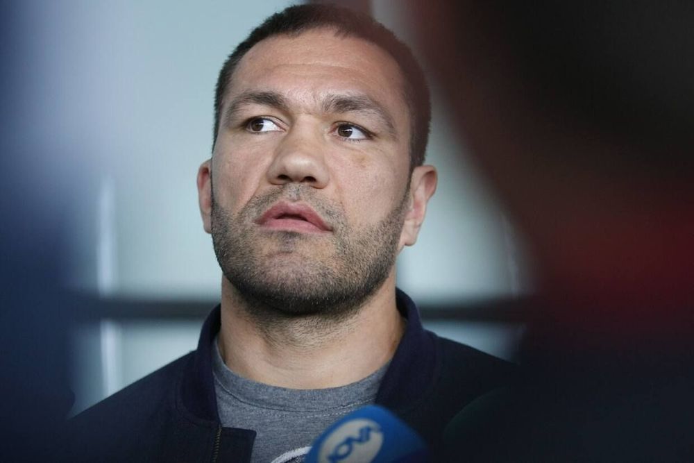 Болгарский боксер дисквалифицирован и пройдет специализированные курсы за поцелуй журналистки