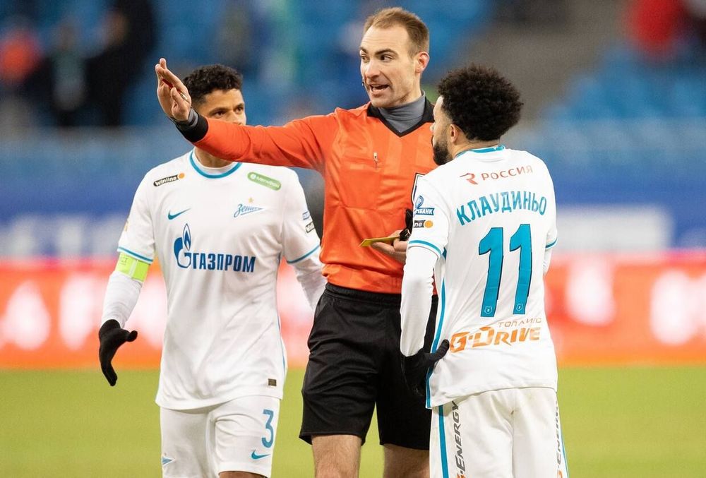 «Зенит» судил молодой рефери? Хачатурянц и Перейра уехали, началось гуляй-поле «Зенит» судил молодой рефери? Хачатурянц и Перейра уехали, началось гуляй-поле