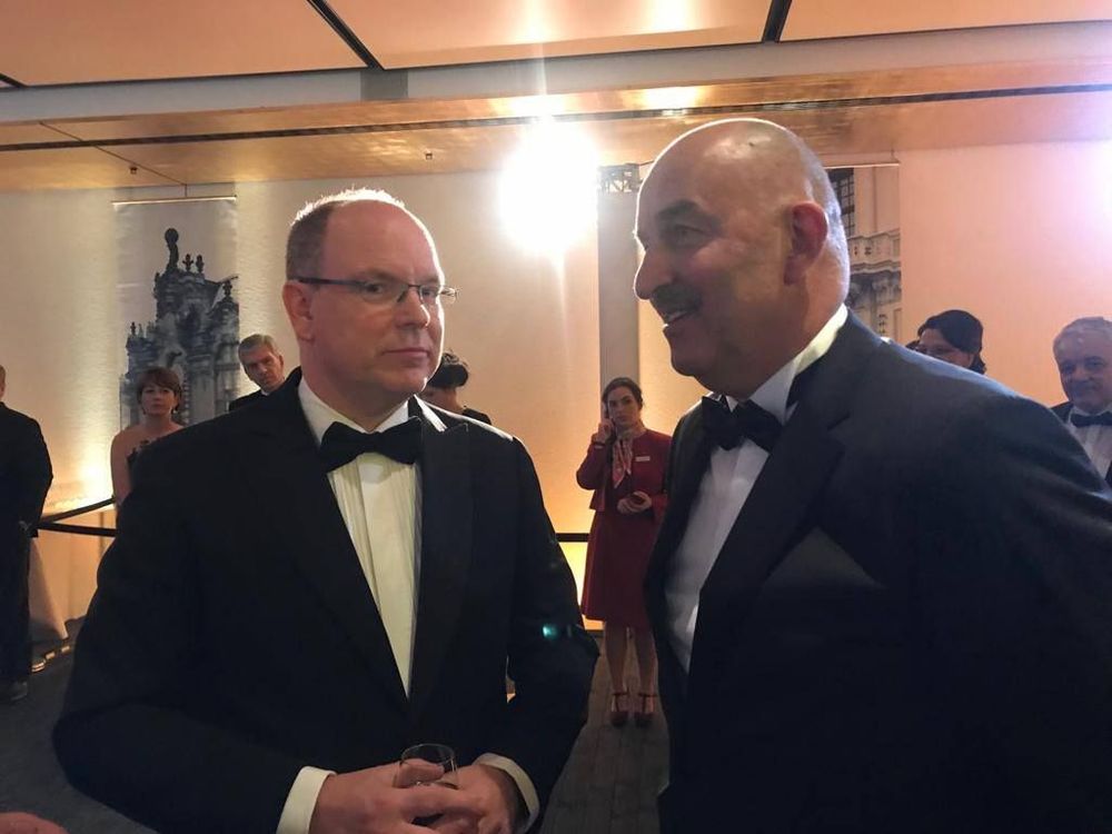 Станислав Черчесов получил немецкий орден. После Владимира Путина и Алена Делона Станислав Черчесов получил немецкий орден. После Владимира Путина и Алена Делона