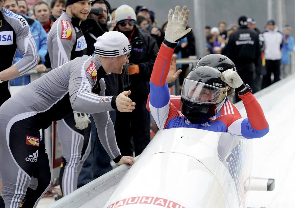МОК требует от трех олимпийских чемпионов из России вернуть золотые медали