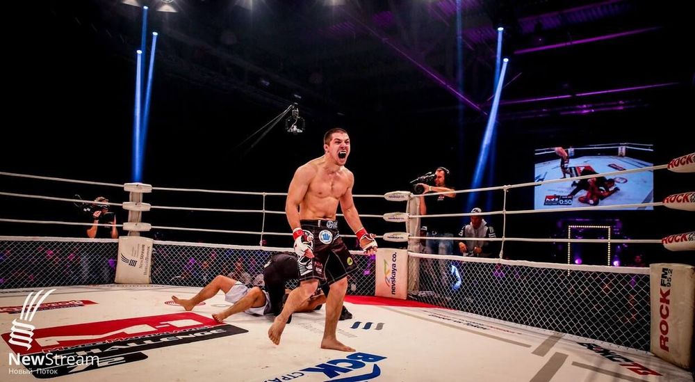 На турнире по смешанным единоборствам в Москве произошла драка после боя. Почти Хабиб vs Конор (ВИДЕО) На турнире по смешанным единоборствам в Москве произошла драка после боя. Почти Хабиб vs Конор (ВИДЕО)