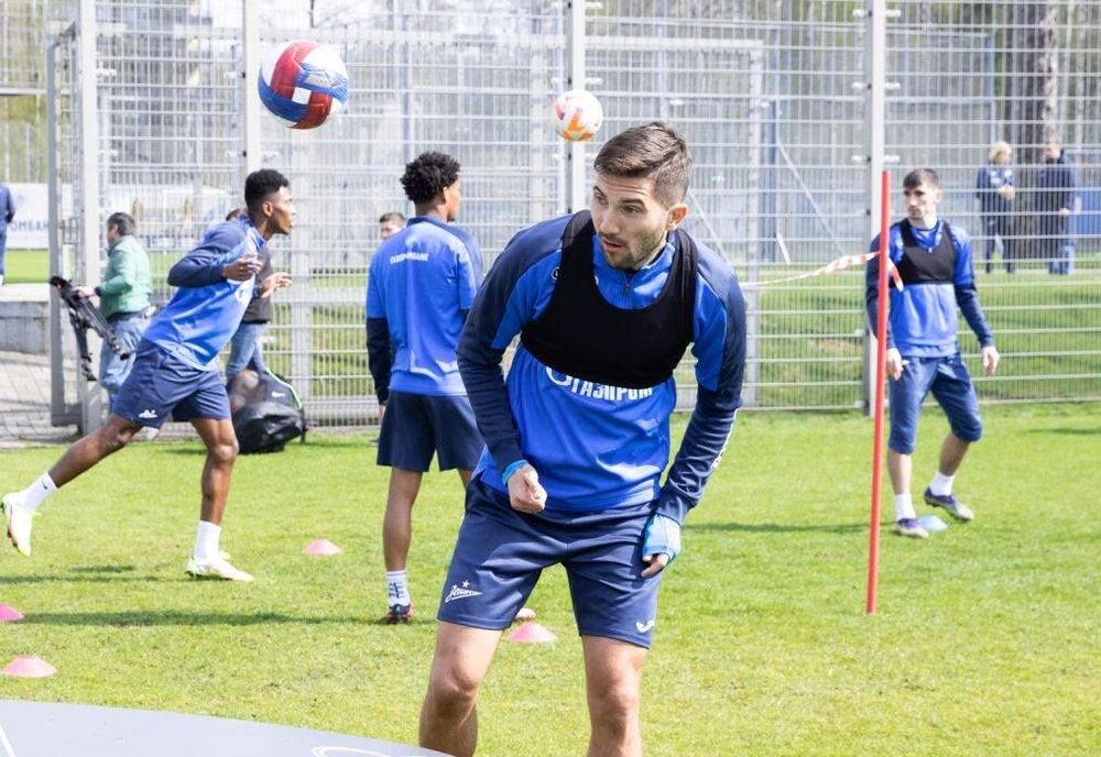 Агент Сутормина отказался комментировать интерес к игроку со стороны ЦСКА и «Локомотива» Агент Сутормина отказался комментировать интерес к игроку со стороны ЦСКА и «Локомотива»