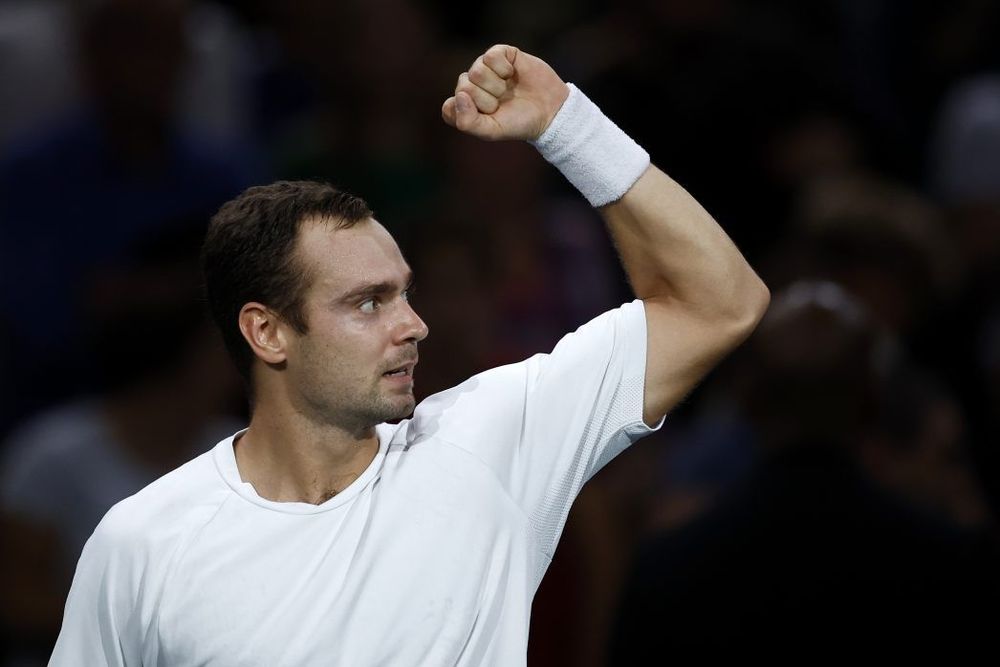 Роман Сафиуллин переиграл Карлоса Алькараса на «Мастерсе» в Париже