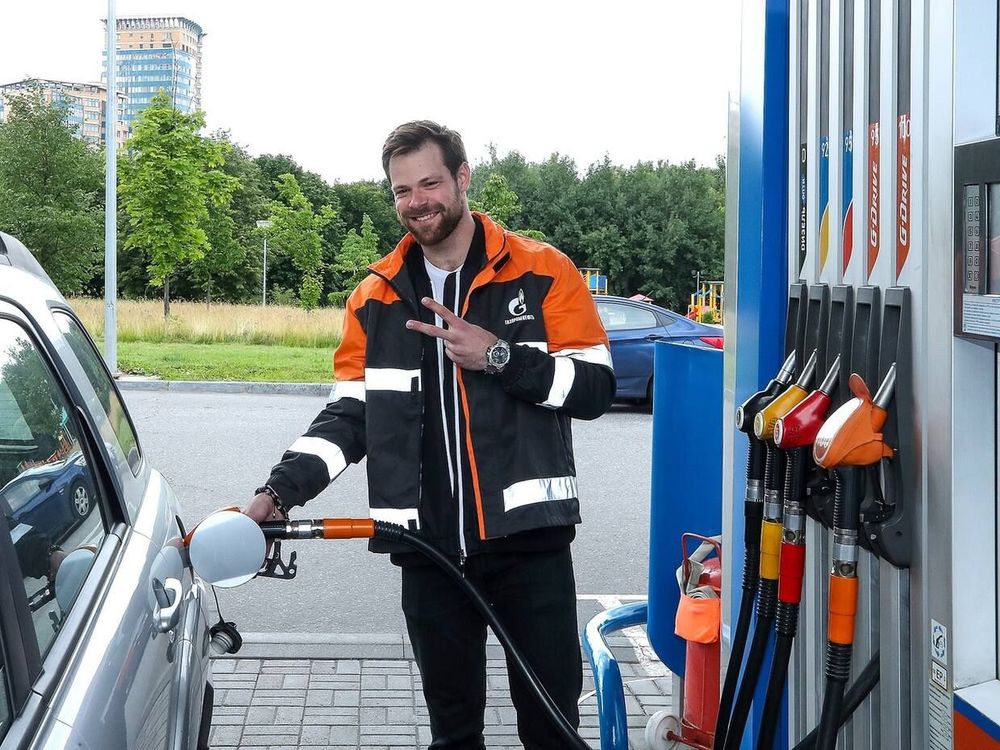 Голкипер «Авангарда» поработал заправщиком на московской АЗС