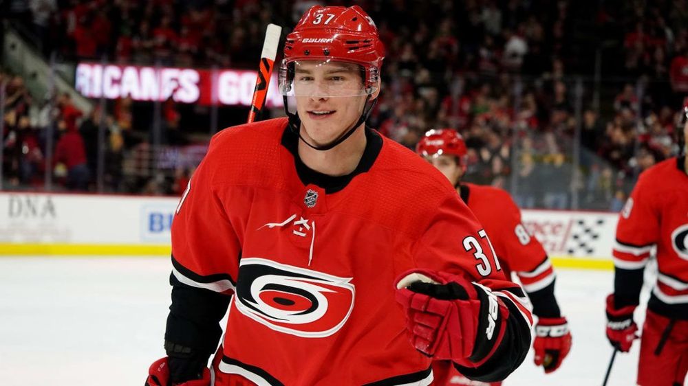 Ассисты Свечникова и Орлова позволили «Каролине» победить «Вегас» в НХЛ 