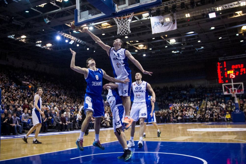 Нижний Новгород — на взлете, Петербург — в яме