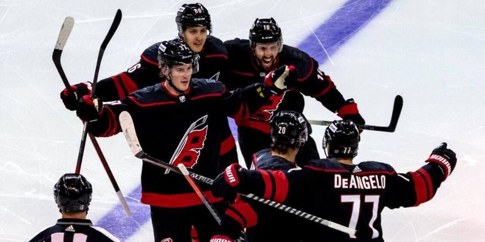 «Каролина» с помощью Свечникова отыгралась с 0:3, но все же проиграла «Виннипегу» «Каролина» с помощью Свечникова отыгралась с 0:3, но все же проиграла «Виннипегу»