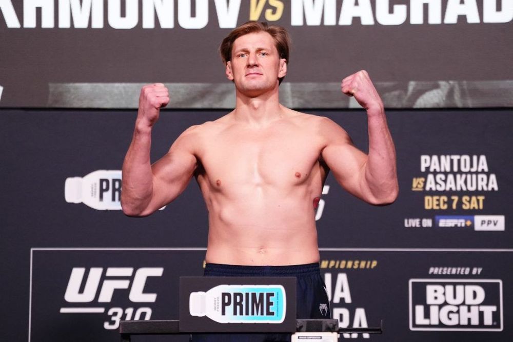 Малыхин уверен, что Волков заберет титул чемпиона UFC 