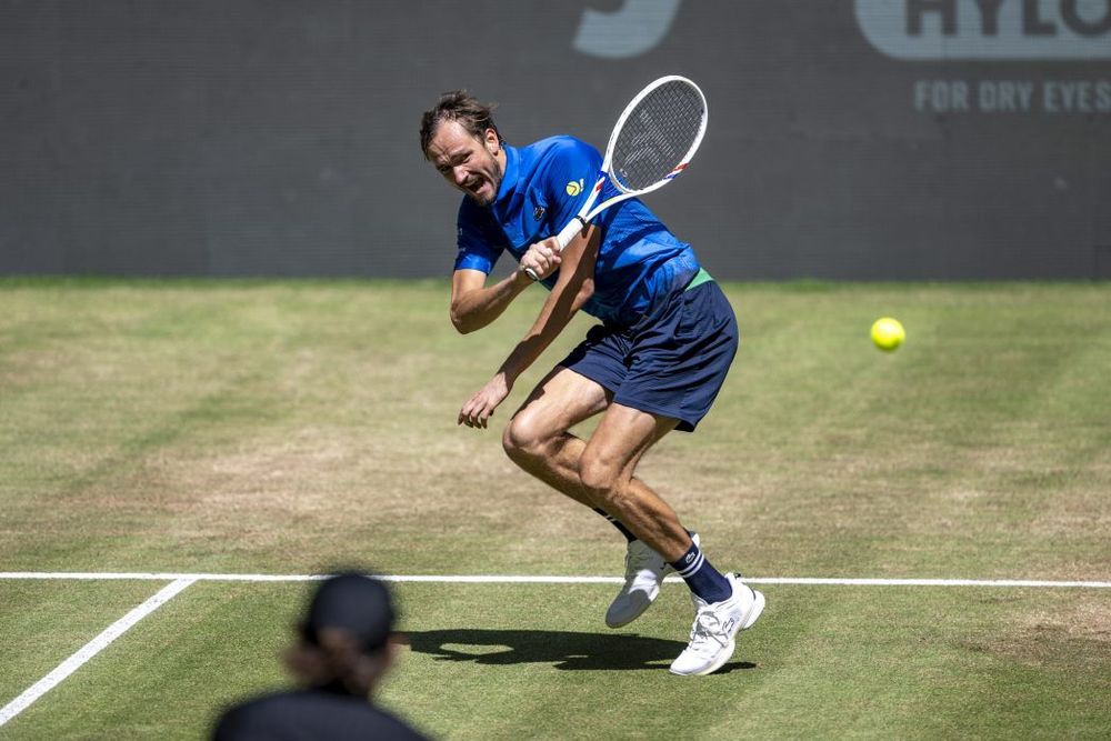Медведев стал первым полуфиналистом турнира ATP-500 в Галле