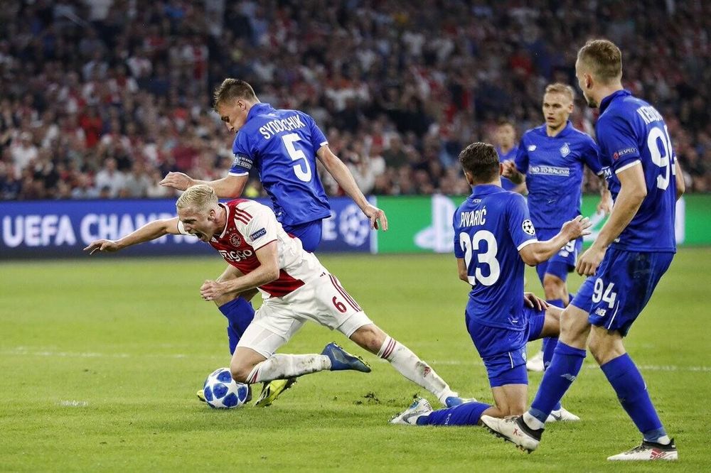 «Аякс» уверенно победил киевское «Динамо» в первом матче раунда плей-офф квалификации ЛЧ