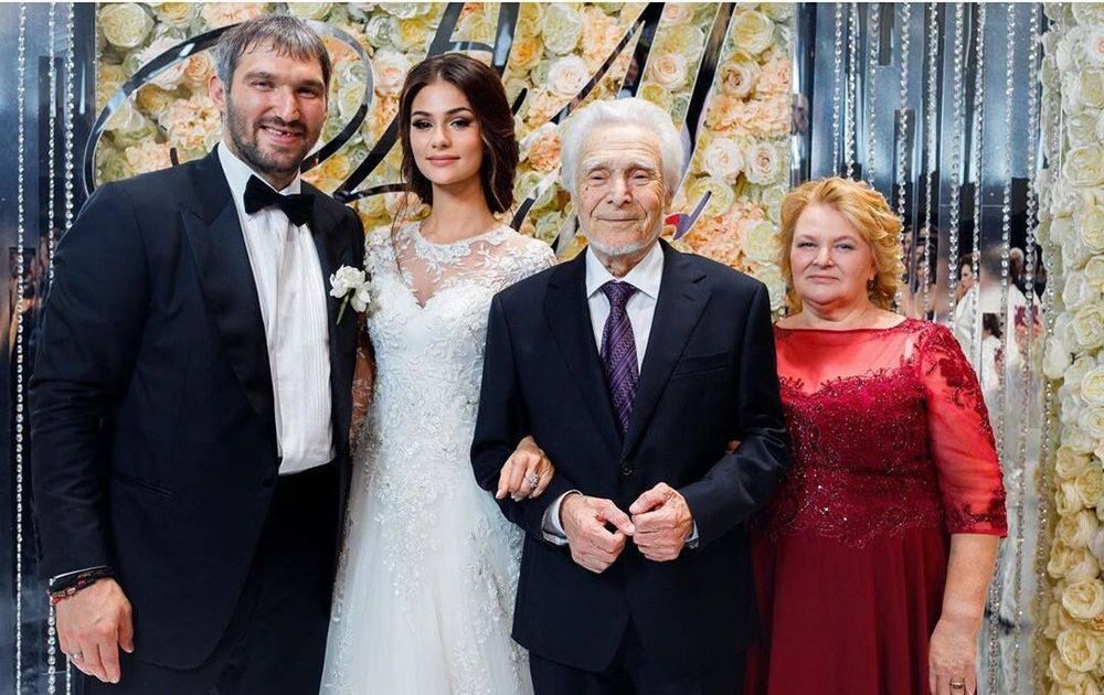 Дед жены Овечкина умер от коронавируса