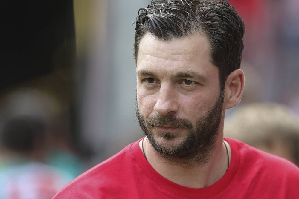 «Динамо» планировало объявить о продлении контракта со Шварцем видеороликом в стиле «Бумажного дома» «Динамо» планировало объявить о продлении контракта со Шварцем видеороликом в стиле «Бумажного дома»