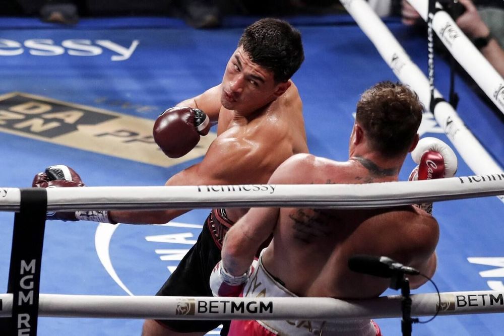 Дмитрий Бивол защитил пояс чемпиона WBA Super в полутяжелом весе