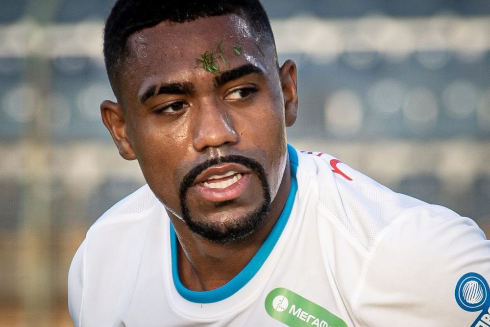 Малком рассказал, что весной его подруга покинет Россию