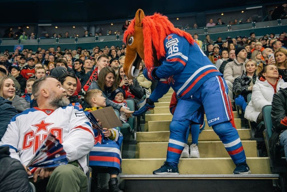 Булыкин заявил, что хоккей в России никогда не станет популярнее футбола Булыкин заявил, что хоккей в России никогда не станет популярнее футбола
