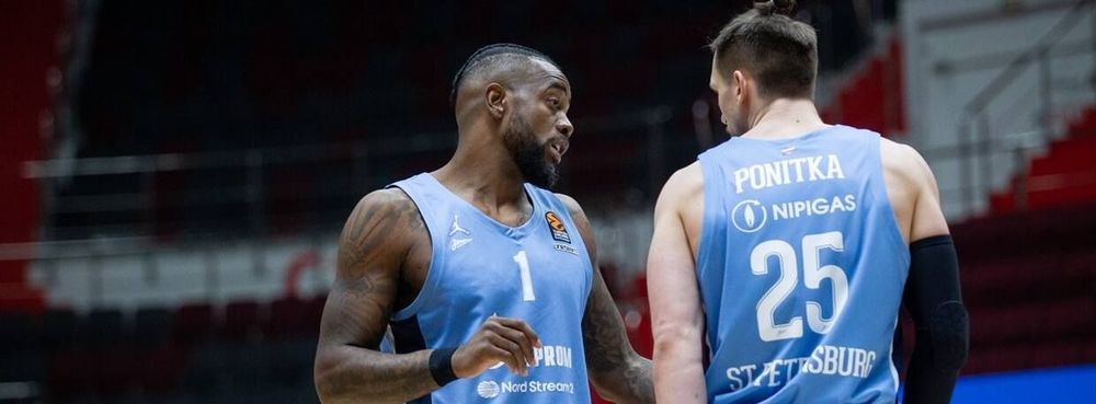 «Зенит» поздравил с 8 марта ветеранов петербургского баскетбола