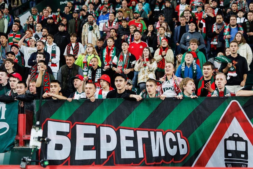 Болельщика «Локомотива» забанили на 10 месяцев за бросок сосиской в тесте на поле