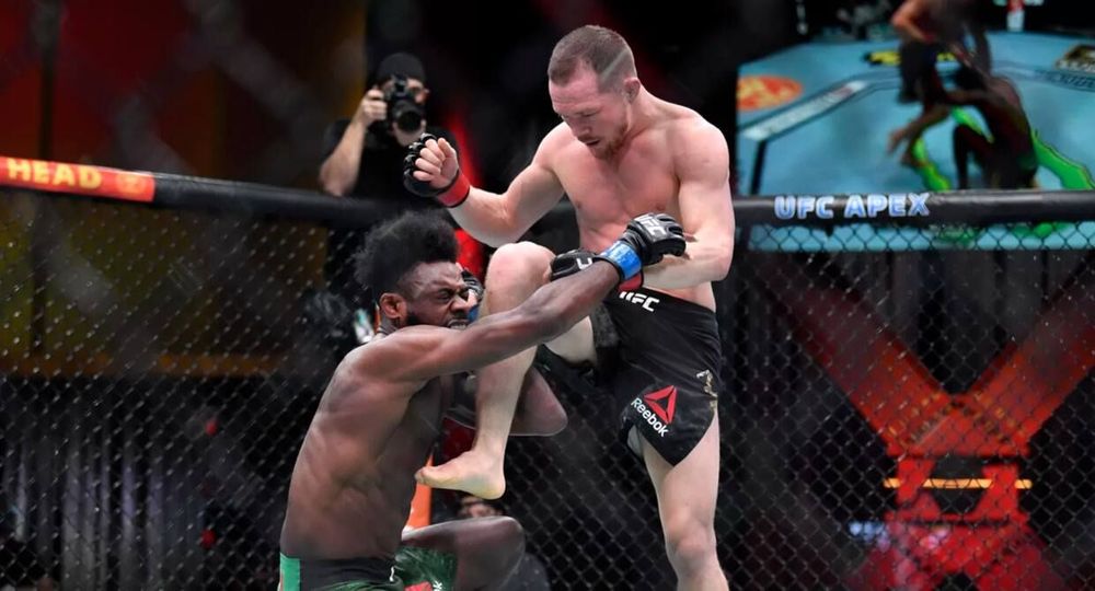 Скандал на турнире UFC! Угловые подставили Петра Яна, российский чемпион вынес соперника и был дисквалифицирован