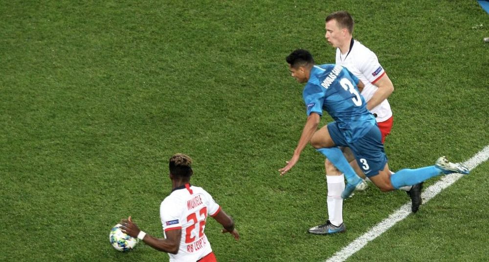 Рефери не назначил пенальти в пользу «Зенита», «Лейпцигу» помог VAR